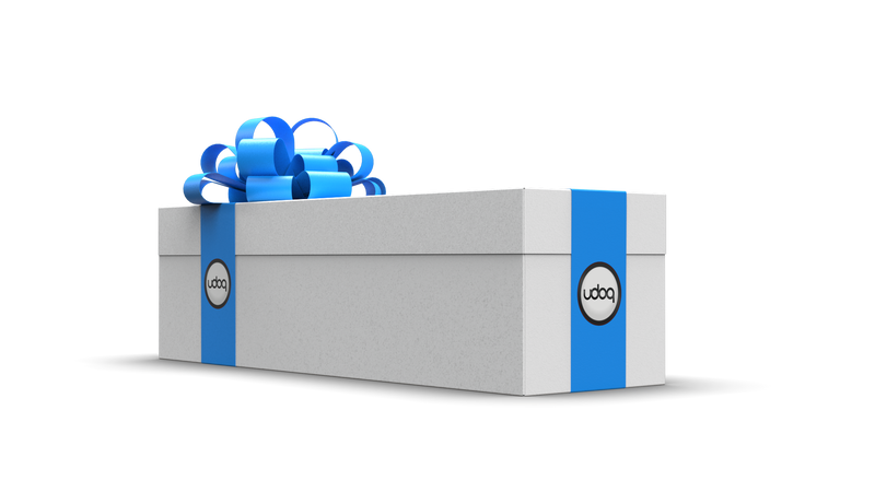 verpacktes Geschenk mit udoq Logo an den Seiten