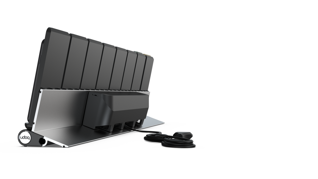 udoq 700 PRO Ladestation silber mit 8 Wireless Ladeplätzen und Aluminium Ladedock für Unternehmen und Organisationen.