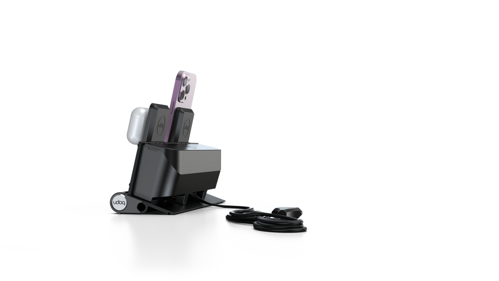 udoq 250 MAGNETIC schwarz - 4 fach Ladestation gefräst und eloxiert aus solidem Aluminium. Exklusives Design mit patentierten verschiebbaren Anschlüssen. Lade platzsparend alle iPad, iPhone, AirPods, Apple Watch und Android Geräte mit bis zu 136W.