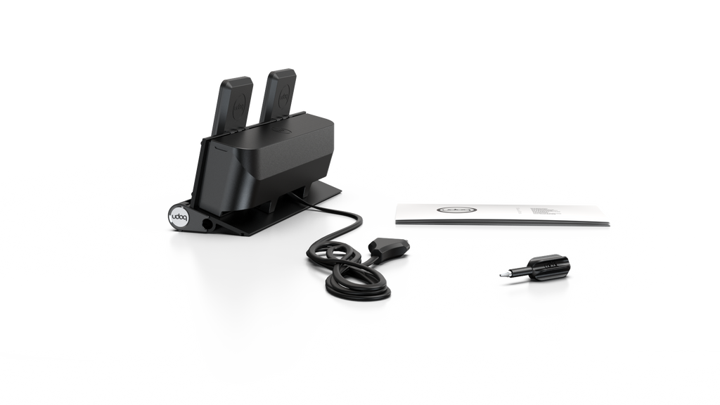 udoq 250 MAGNETIC schwarz - 4 fach Ladestation gefräst und eloxiert aus solidem Aluminium. Exklusives Design mit patentierten verschiebbaren Anschlüssen. Lade platzsparend alle iPad, iPhone, AirPods, Apple Watch und Android Geräte mit bis zu 136W.