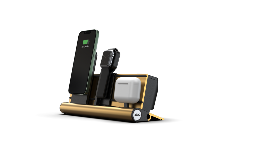 udoq 250 PREMIUM WATCH Ladestation gold - 3 fach Ladestation gefräst und eloxiert aus solidem Aluminium. Exklusives Design mit patentierten verschiebbaren Anschlüssen. Lade platzsparend alle iPad, iPhone, AirPods, Apple Watch und Android Geräte mit bis zu 136W.