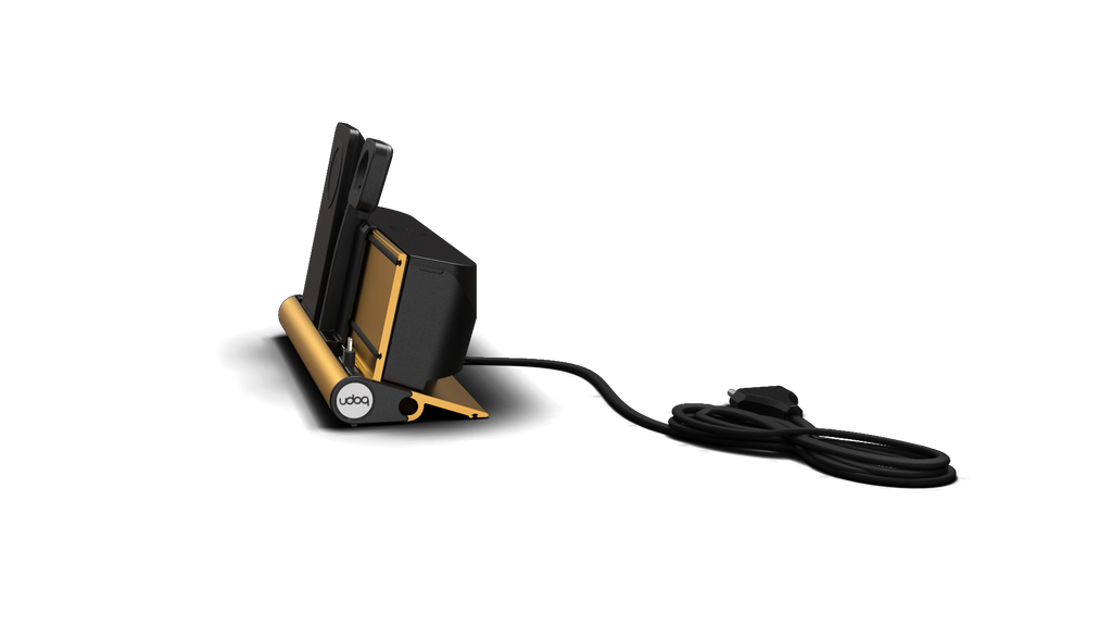 udoq 250 PREMIUM WATCH Ladestation gold - 3 fach Ladestation gefräst und eloxiert aus solidem Aluminium. Exklusives Design mit patentierten verschiebbaren Anschlüssen. Lade platzsparend alle iPad, iPhone, AirPods, Apple Watch und Android Geräte mit bis zu 136W.