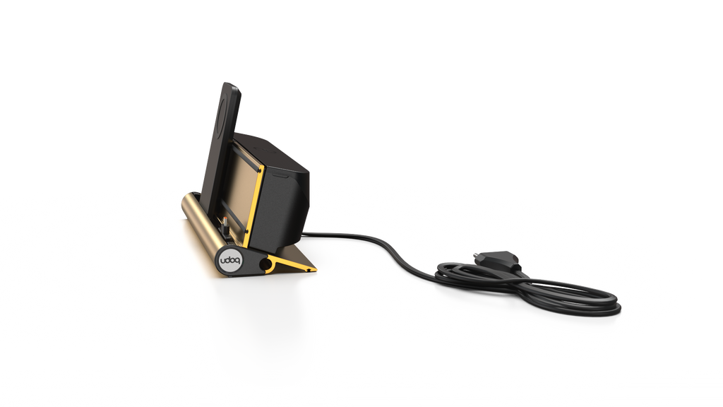 udoq 250 PREMIUM gold - 2 fach Ladestation gefräst und eloxiert aus solidem Aluminium. Exklusives Design mit patentierten verschiebbaren Anschlüssen. Lade platzsparend alle iPad, iPhone, AirPods, Apple Watch und Android Geräte mit bis zu 136W.