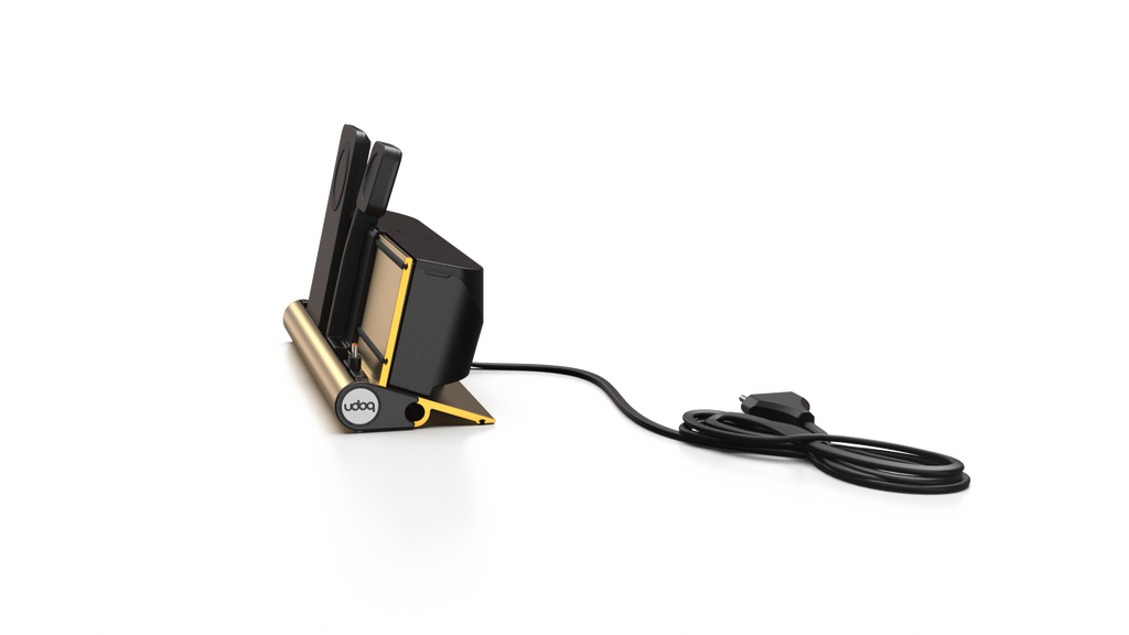 udoq 250 PREMIUM WATCH Ladestation gold - 3 fach Ladestation gefräst und eloxiert aus solidem Aluminium. Exklusives Design mit patentierten verschiebbaren Anschlüssen. Lade platzsparend alle iPad, iPhone, AirPods, Apple Watch und Android Geräte mit bis zu 136W.
