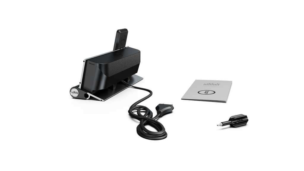 udoq 250 PREMIUM silber - 4 fach Ladestation gefräst und eloxiert aus solidem Aluminium. Exklusives Design mit patentierten verschiebbaren Anschlüssen. Lade platzsparend alle iPad, iPhone, AirPods, Apple Watch und Android Geräte mit bis zu 136W.