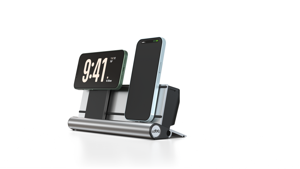 udoq 250 PREMIUM silber - 2 fach Ladestation gefräst und eloxiert aus solidem Aluminium. Exklusives Design mit patentierten verschiebbaren Anschlüssen. Lade platzsparend alle iPad, iPhone, AirPods, Apple Watch und Android Geräte mit bis zu 136W.