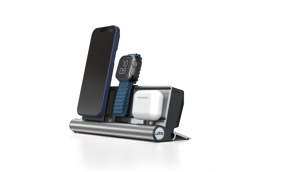 udoq 250 PREMIUM WATCH Ladestation silber - 3 fach Ladestation gefräst und eloxiert aus solidem Aluminium. Exklusives Design mit patentierten verschiebbaren Anschlüssen. Lade platzsparend alle iPad, iPhone, AirPods, Apple Watch und Android Geräte mit bis zu 136W.