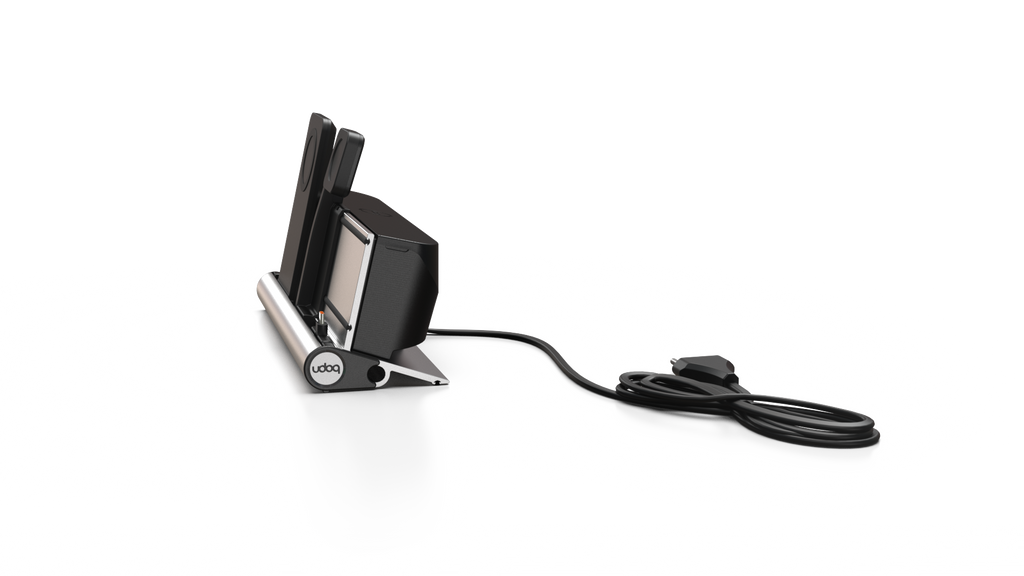 udoq 250 PREMIUM WATCH Ladestation silber - 3 fach Ladestation gefräst und eloxiert aus solidem Aluminium. Exklusives Design mit patentierten verschiebbaren Anschlüssen. Lade platzsparend alle iPad, iPhone, AirPods, Apple Watch und Android Geräte mit bis zu 136W.