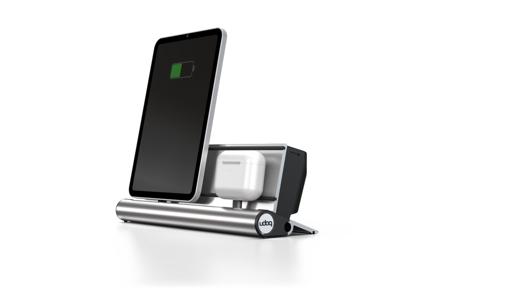 udoq 250 STARTER silber - 5 fach Ladestation gefräst und eloxiert aus solidem Aluminium. Exklusives Design mit patentierten verschiebbaren Anschlüssen. Lade platzsparend alle iPad, iPhone, AirPods, Apple Watch und Android Geräte mit bis zu 136W.