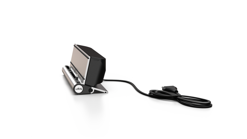 udoq 250 STARTER silber - 5 fach Ladestation gefräst und eloxiert aus solidem Aluminium. Exklusives Design mit patentierten verschiebbaren Anschlüssen. Lade platzsparend alle iPad, iPhone, AirPods, Apple Watch und Android Geräte mit bis zu 136W.