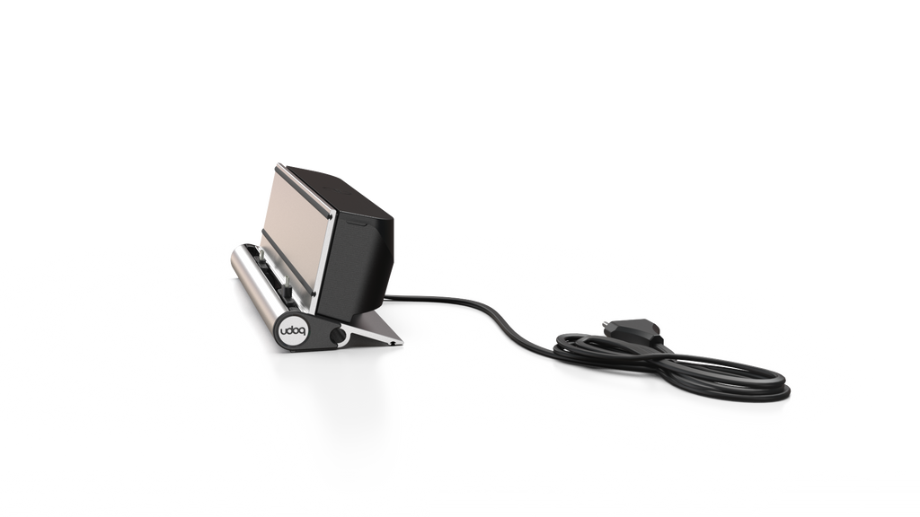 udoq 250 STARTER silber - 5 fach Ladestation gefräst und eloxiert aus solidem Aluminium. Exklusives Design mit patentierten verschiebbaren Anschlüssen. Lade platzsparend alle iPad, iPhone, AirPods, Apple Watch und Android Geräte mit bis zu 136W.