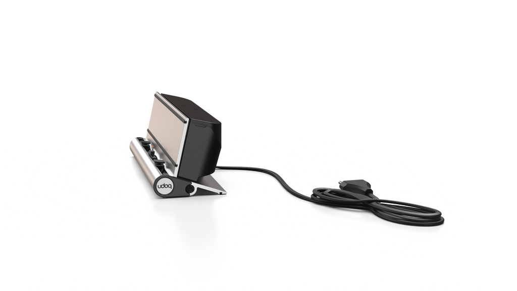 udoq 250 TABLET USB-C silber - 1 fach Ladestation gefräst und eloxiert aus solidem Aluminium. Exklusives Design mit patentierten verschiebbaren Anschlüssen. Lade platzsparend alle iPad, iPhone, AirPods, Apple Watch und Android Geräte mit bis zu 136W.