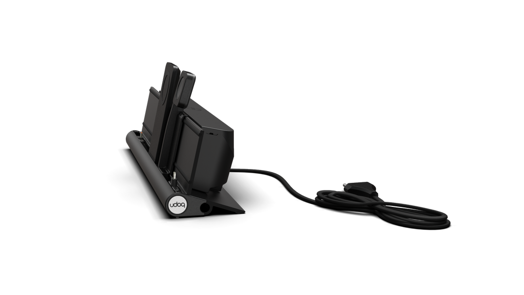 udoq 400 PREMIUM WATCH schwarz - 4 fach Ladestation gefräst und eloxiert aus solidem Aluminium. Exklusives Design mit patentierten verschiebbaren Anschlüssen. Lade platzsparend alle iPad, iPhone, AirPods, Apple Watch und Android Geräte mit bis zu 136W.