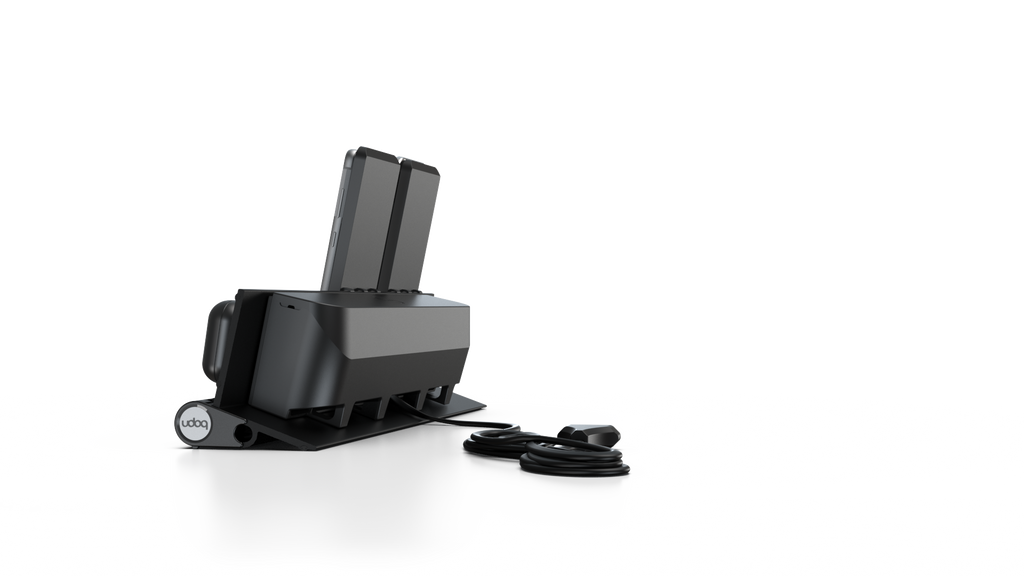 udoq 400 Wireless schwarz - 4 fach Ladestation gefräst und eloxiert aus solidem Aluminium. Exklusives Design mit patentierten verschiebbaren Anschlüssen. Lade platzsparend alle iPad, iPhone, AirPods, Apple Watch und Android Geräte mit bis zu 136W.