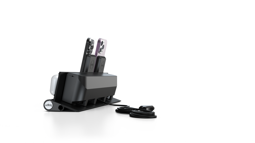 udoq 400 MAGNETIC schwarz - 4 fach Ladestation gefräst und eloxiert aus solidem Aluminium. Exklusives Design mit patentierten verschiebbaren Anschlüssen. Lade platzsparend alle iPad, iPhone, AirPods, Apple Watch und Android Geräte mit bis zu 136W.
