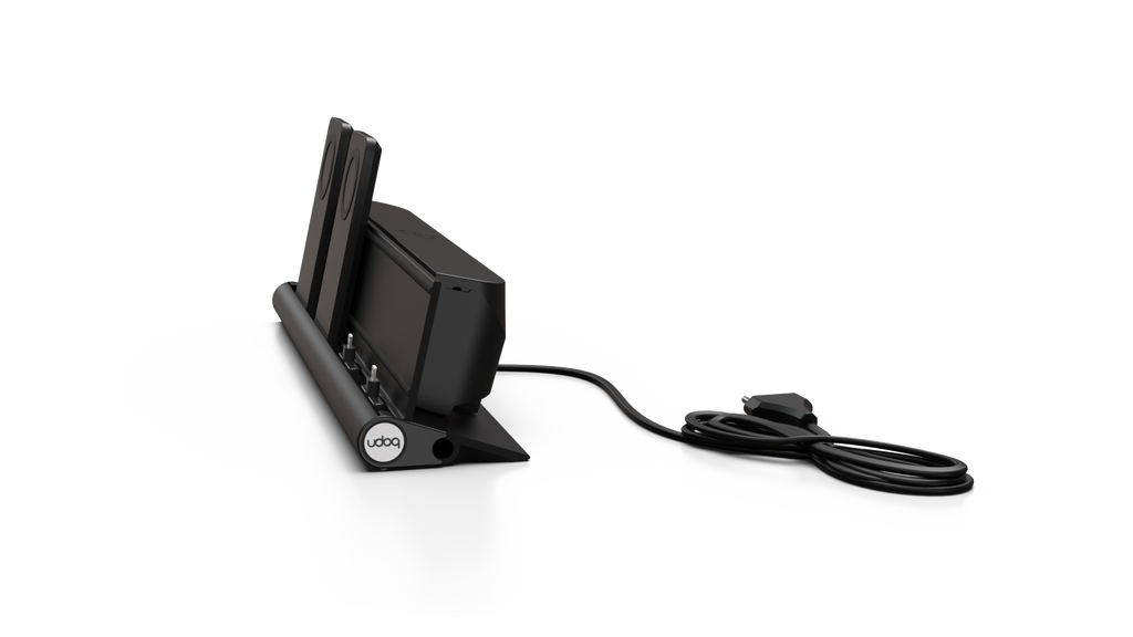 udoq 400 MAGNETIC schwarz - 4 fach Ladestation gefräst und eloxiert aus solidem Aluminium. Exklusives Design mit patentierten verschiebbaren Anschlüssen. Lade platzsparend alle iPad, iPhone, AirPods, Apple Watch und Android Geräte mit bis zu 136W.