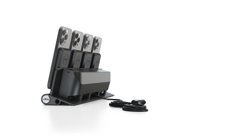 udoq 400 PRO MAGNETIC schwarz - 4 fach Ladestation gefräst und eloxiert aus solidem Aluminium. Mit 4 Magnetic MagSafe Adaptern für 4 iPhones.