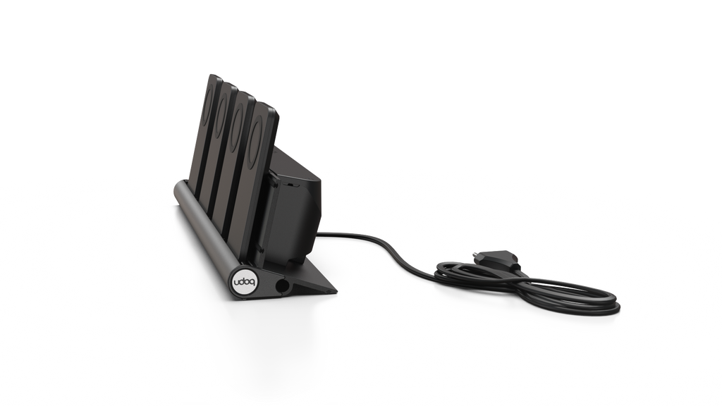 udoq 400 PRO MAGNETIC schwarz - 4 fach Ladestation gefräst und eloxiert aus solidem Aluminium. Mit 4 Magnetic MagSafe Adaptern für 4 iPhones.