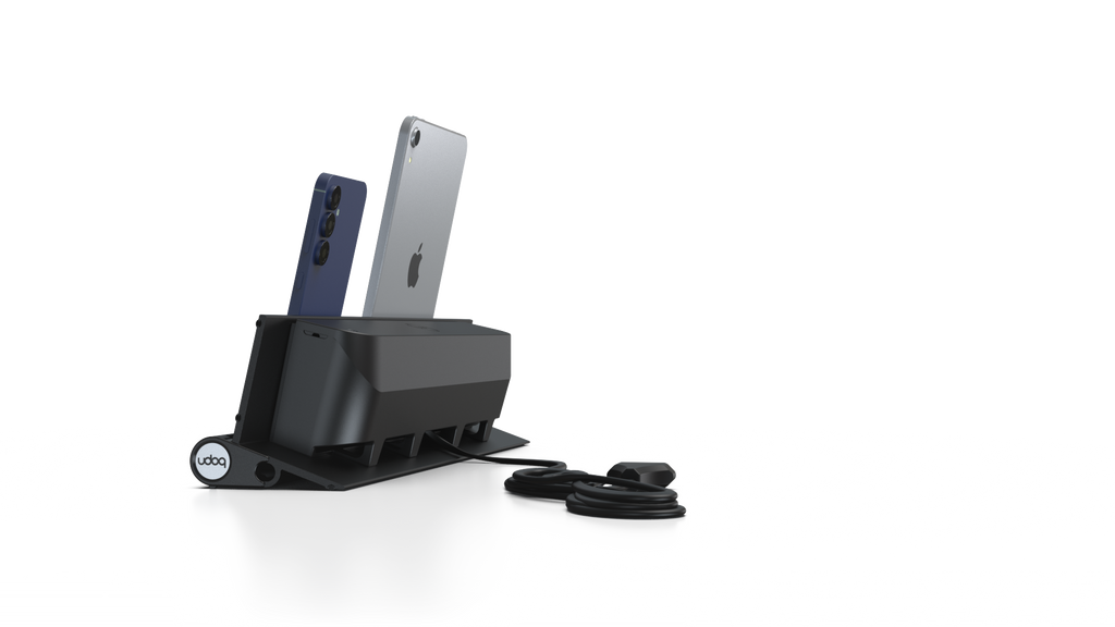 udoq 400 STARTER schwarz - 2 fach Ladestation gefräst und eloxiert aus solidem Aluminium. Exklusives Design mit patentierten verschiebbaren Anschlüssen. Lade platzsparend alle iPad, iPhone, AirPods, Apple Watch und Android Geräte mit bis zu 136W.