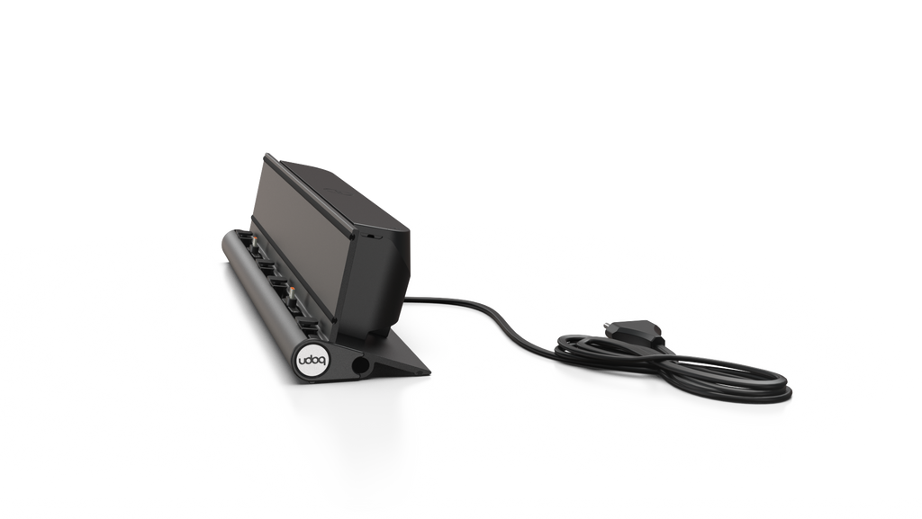 udoq 400 TABLET USB-C schwarz - 2 fach Ladestation gefräst und eloxiert aus solidem Aluminium. Exklusives Design mit patentierten verschiebbaren Anschlüssen. Lade platzsparend alle iPad, iPhone, AirPods, Apple Watch und Android Geräte mit bis zu 136W.