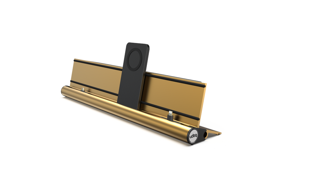 udoq 400 PREMIUM gold - 4 fach Ladestation gefräst und eloxiert aus solidem Aluminium. Exklusives Design mit patentierten verschiebbaren Anschlüssen. Lade platzsparend alle iPad, iPhone, AirPods, Apple Watch und Android Geräte mit bis zu 136W.