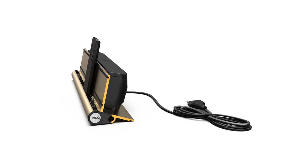 udoq 400 PREMIUM gold - 4 fach Ladestation gefräst und eloxiert aus solidem Aluminium. Exklusives Design mit patentierten verschiebbaren Anschlüssen. Lade platzsparend alle iPad, iPhone, AirPods, Apple Watch und Android Geräte mit bis zu 136W.
