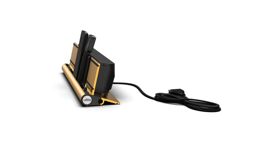 udoq 400 PREMIUM WATCH gold - 4 fach Ladestation gefräst und eloxiert aus solidem Aluminium. Exklusives Design mit patentierten verschiebbaren Anschlüssen. Lade platzsparend alle iPad, iPhone, AirPods, Apple Watch und Android Geräte mit bis zu 136W.