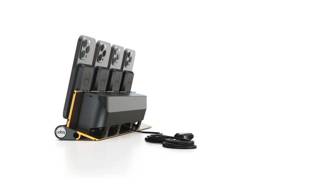udoq 400 PRO MAGNETIC gold - 4 fach Ladestation gefräst und eloxiert aus solidem Aluminium. Mit 4 Magnetic MagSafe Adaptern für 4 iPhones.