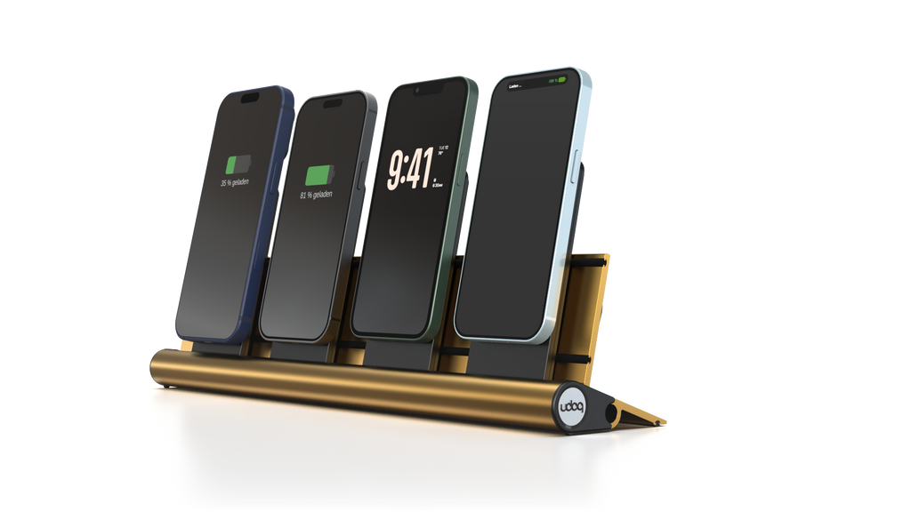udoq 400 PRO MAGNETIC gold - 4 fach Ladestation gefräst und eloxiert aus solidem Aluminium. Mit 4 Magnetic MagSafe Adaptern für 4 iPhones.