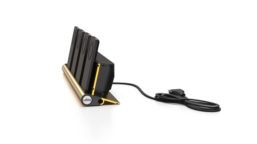 udoq 400 PRO MAGNETIC gold - 4 fach Ladestation gefräst und eloxiert aus solidem Aluminium. Mit 4 Magnetic MagSafe Adaptern für 4 iPhones.