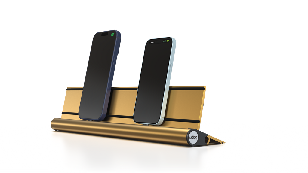 udoq 400 STARTER gold - 2 fach Ladestation gefräst und eloxiert aus solidem Aluminium. Exklusives Design mit patentierten verschiebbaren Anschlüssen. Lade platzsparend alle iPad, iPhone, AirPods, Apple Watch und Android Geräte mit bis zu 136W.