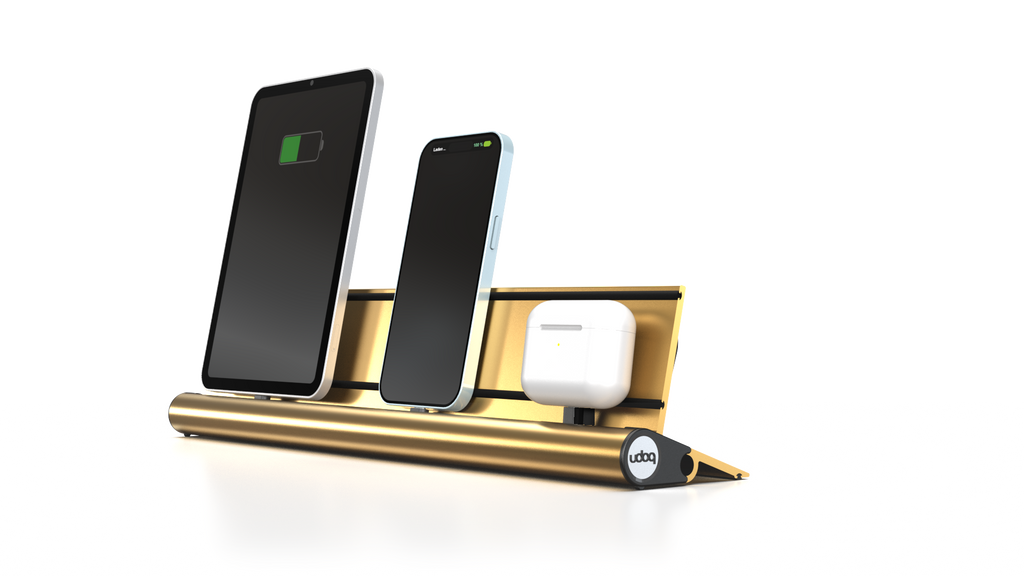 udoq 400 STARTER gold - 5 fach Ladestation gefräst und eloxiert aus solidem Aluminium. Exklusives Design mit patentierten verschiebbaren Anschlüssen. Lade platzsparend alle iPad, iPhone, AirPods, Apple Watch und Android Geräte mit bis zu 136W.