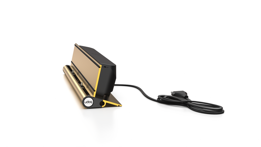 udoq 400 STARTER gold - 2 fach Ladestation gefräst und eloxiert aus solidem Aluminium. Exklusives Design mit patentierten verschiebbaren Anschlüssen. Lade platzsparend alle iPad, iPhone, AirPods, Apple Watch und Android Geräte mit bis zu 136W.