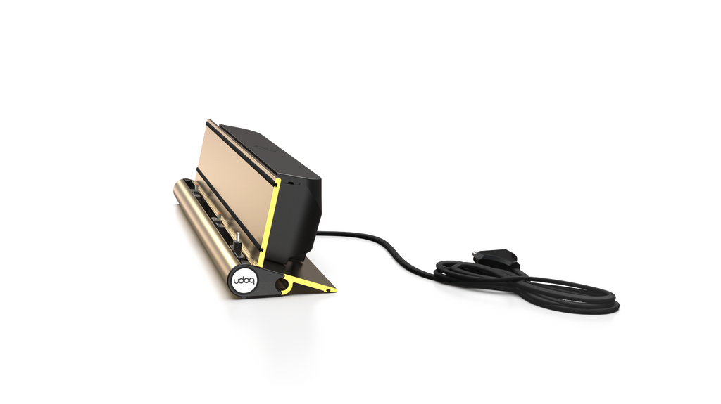 udoq 400 STARTER gold - 5 fach Ladestation gefräst und eloxiert aus solidem Aluminium. Exklusives Design mit patentierten verschiebbaren Anschlüssen. Lade platzsparend alle iPad, iPhone, AirPods, Apple Watch und Android Geräte mit bis zu 136W.