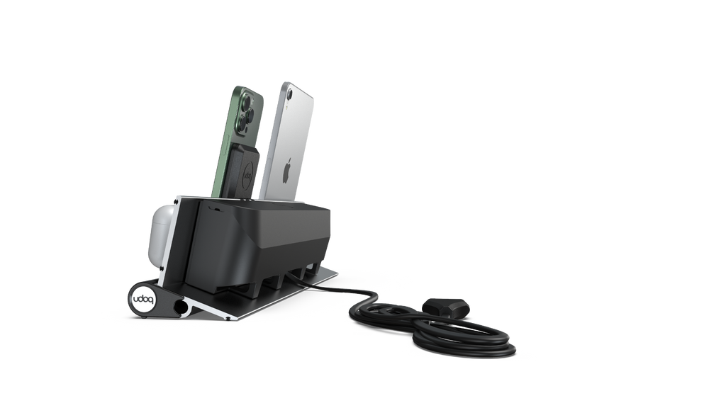 udoq 400 PREMIUM silber - 4 fach Ladestation gefräst und eloxiert aus solidem Aluminium. Exklusives Design mit patentierten verschiebbaren Anschlüssen. Lade platzsparend alle iPad, iPhone, AirPods, Apple Watch und Android Geräte mit bis zu 136W.