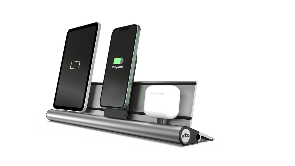 udoq 400 PREMIUM silber - 4 fach Ladestation gefräst und eloxiert aus solidem Aluminium. Exklusives Design mit patentierten verschiebbaren Anschlüssen. Lade platzsparend alle iPad, iPhone, AirPods, Apple Watch und Android Geräte mit bis zu 136W.