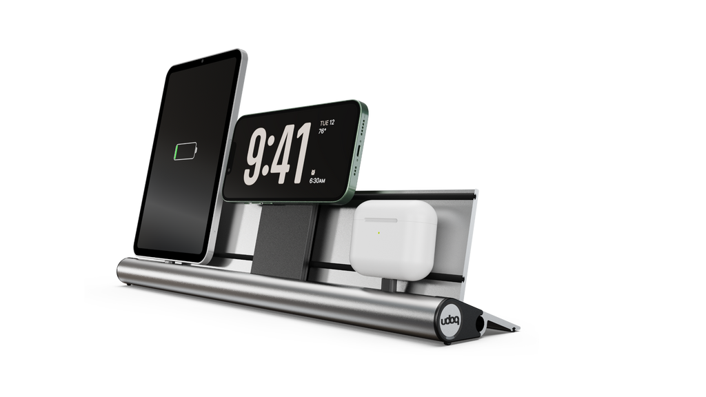 udoq 400 PREMIUM silber - 4 fach Ladestation gefräst und eloxiert aus solidem Aluminium. Exklusives Design mit patentierten verschiebbaren Anschlüssen. Lade platzsparend alle iPad, iPhone, AirPods, Apple Watch und Android Geräte mit bis zu 136W.