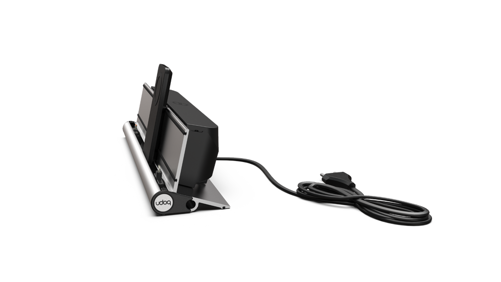 udoq 400 PREMIUM silber - 4 fach Ladestation gefräst und eloxiert aus solidem Aluminium. Exklusives Design mit patentierten verschiebbaren Anschlüssen. Lade platzsparend alle iPad, iPhone, AirPods, Apple Watch und Android Geräte mit bis zu 136W.