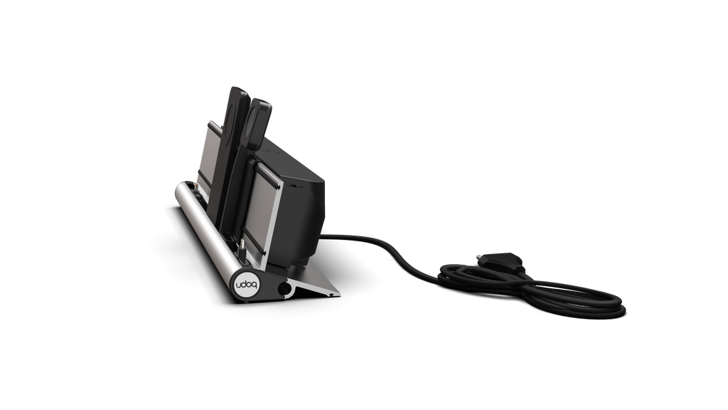 udoq 400 PREMIUM WATCH silber - 4 fach Ladestation gefräst und eloxiert aus solidem Aluminium. Exklusives Design mit patentierten verschiebbaren Anschlüssen. Lade platzsparend alle iPad, iPhone, AirPods, Apple Watch und Android Geräte mit bis zu 136W.