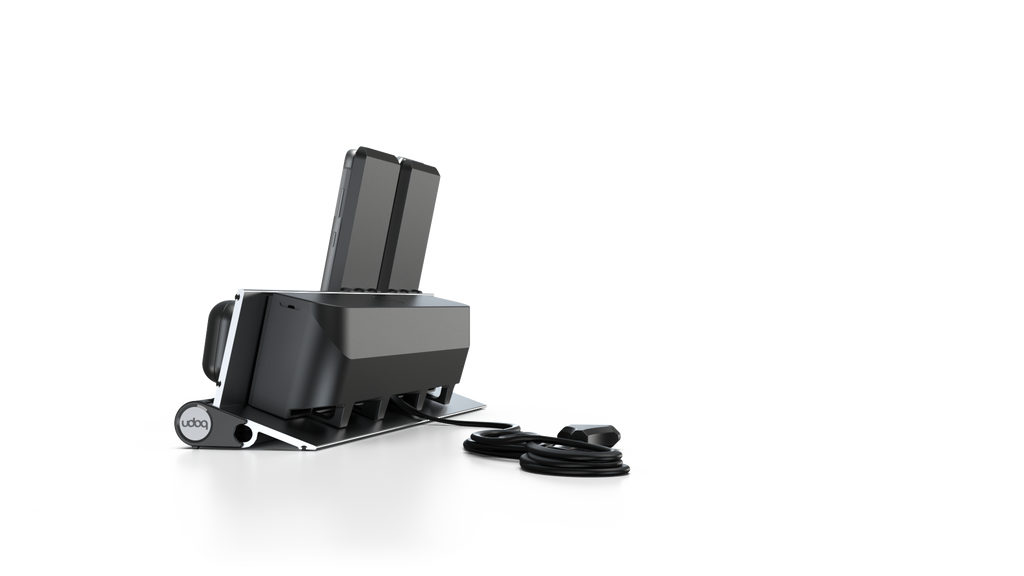 udoq 400 Wireless silber - 4 fach Ladestation gefräst und eloxiert aus solidem Aluminium. Exklusives Design mit patentierten verschiebbaren Anschlüssen. Lade platzsparend alle iPad, iPhone, AirPods, Apple Watch und Android Geräte mit bis zu 136W.