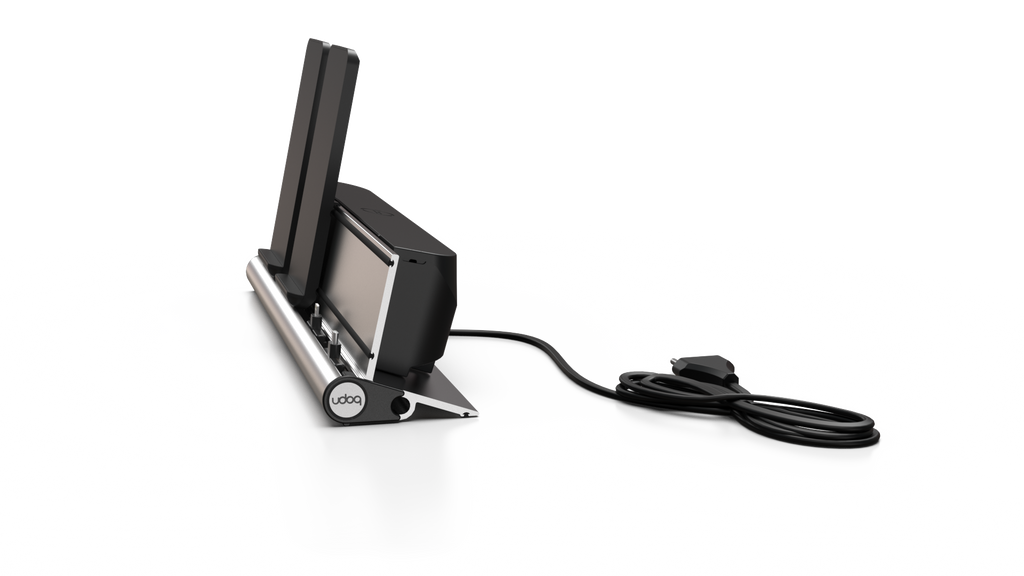 udoq 400 Wireless silber - 4 fach Ladestation gefräst und eloxiert aus solidem Aluminium. Exklusives Design mit patentierten verschiebbaren Anschlüssen. Lade platzsparend alle iPad, iPhone, AirPods, Apple Watch und Android Geräte mit bis zu 136W.