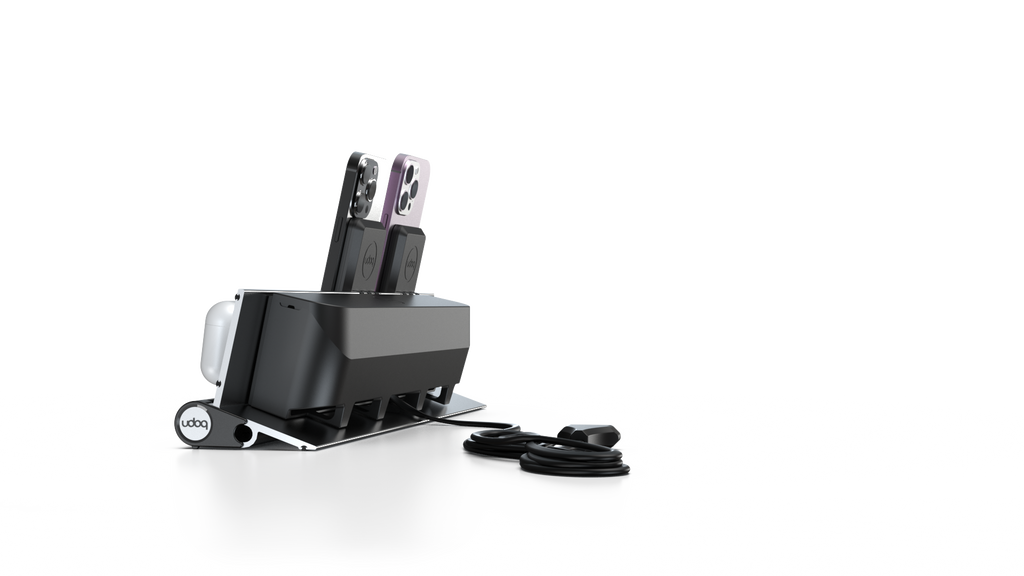 udoq 400 MAGNETIC silber - 4 fach Ladestation gefräst und eloxiert aus solidem Aluminium. Exklusives Design mit patentierten verschiebbaren Anschlüssen. Lade platzsparend alle iPad, iPhone, AirPods, Apple Watch und Android Geräte mit bis zu 136W.