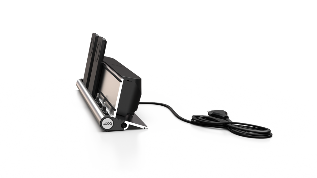 udoq 400 MAGNETIC silber - 4 fach Ladestation gefräst und eloxiert aus solidem Aluminium. Exklusives Design mit patentierten verschiebbaren Anschlüssen. Lade platzsparend alle iPad, iPhone, AirPods, Apple Watch und Android Geräte mit bis zu 136W.