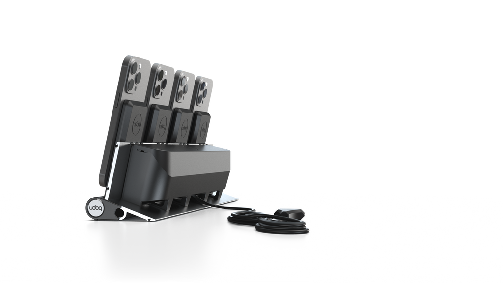 udoq 400 PRO MAGNETIC silber - 4 fach Ladestation gefräst und eloxiert aus solidem Aluminium. Mit 4 Magnetic MagSafe Adaptern für 4 iPhones.