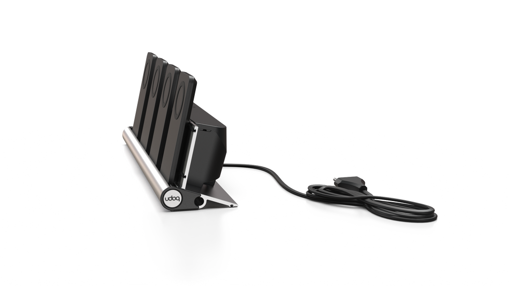 udoq 400 PRO MAGNETIC silber - 4 fach Ladestation gefräst und eloxiert aus solidem Aluminium. Mit 4 Magnetic MagSafe Adaptern für 4 iPhones.
