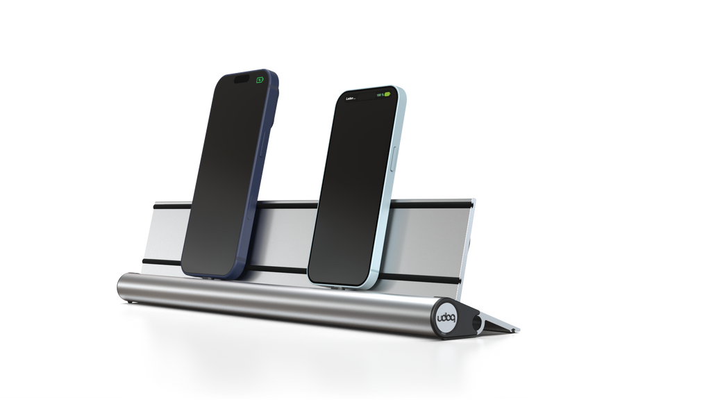 udoq 400 STARTER silber - 2 fach Ladestation gefräst und eloxiert aus solidem Aluminium. Exklusives Design mit patentierten verschiebbaren Anschlüssen. Lade platzsparend alle iPad, iPhone, AirPods, Apple Watch und Android Geräte mit bis zu 136W.