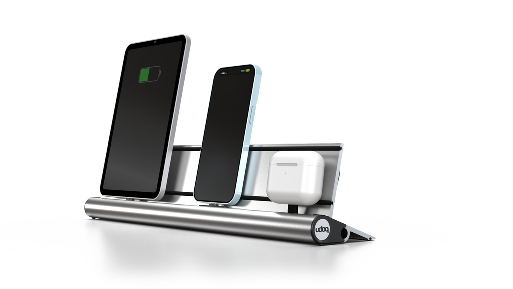 udoq 400 STARTER silber - 5 fach Ladestation gefräst und eloxiert aus solidem Aluminium. Exklusives Design mit patentierten verschiebbaren Anschlüssen. Lade platzsparend alle iPad, iPhone, AirPods, Apple Watch und Android Geräte mit bis zu 136W.
