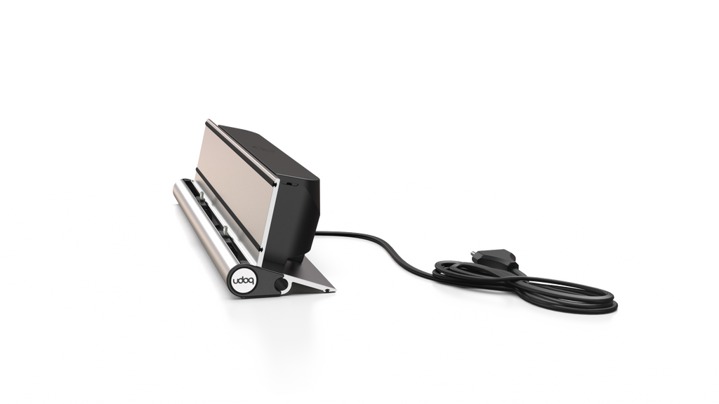 udoq 400 STARTER silber - 2 fach Ladestation gefräst und eloxiert aus solidem Aluminium. Exklusives Design mit patentierten verschiebbaren Anschlüssen. Lade platzsparend alle iPad, iPhone, AirPods, Apple Watch und Android Geräte mit bis zu 136W.