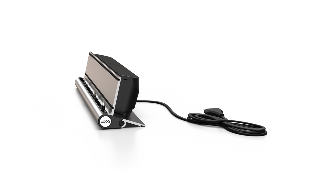 udoq 400 STARTER silber - 5 fach Ladestation gefräst und eloxiert aus solidem Aluminium. Exklusives Design mit patentierten verschiebbaren Anschlüssen. Lade platzsparend alle iPad, iPhone, AirPods, Apple Watch und Android Geräte mit bis zu 136W.