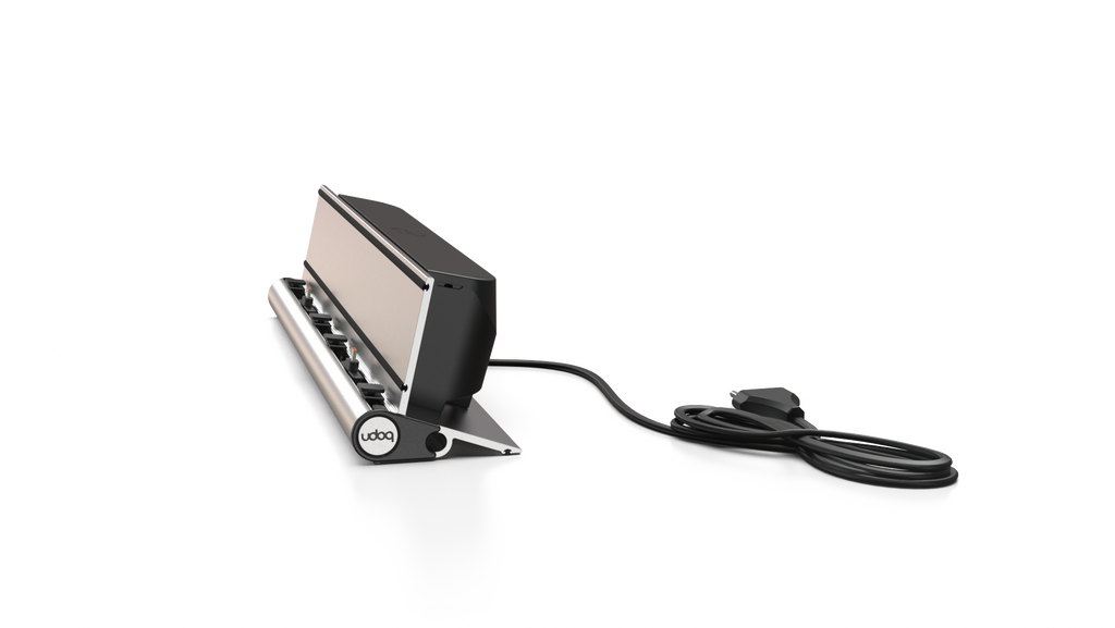 udoq 250 TABLET USB-C silber - 1 fach Ladestation gefräst und eloxiert aus solidem Aluminium. Exklusives Design mit patentierten verschiebbaren Anschlüssen. Lade platzsparend alle iPad, iPhone, AirPods, Apple Watch und Android Geräte mit bis zu 136W.